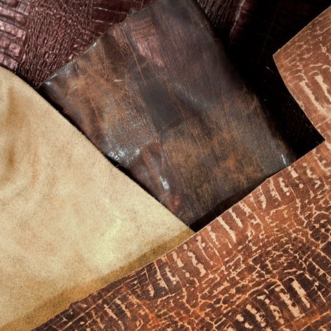 علاقات خشبية على رفّ الاستوديو